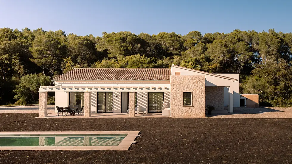 Fachada principal de la casa con piscina y jardín mediterráneo, Camp Rodó