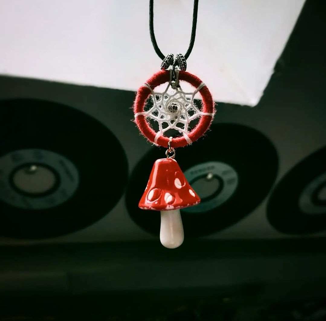Amulette d'agaric pourpre & écume