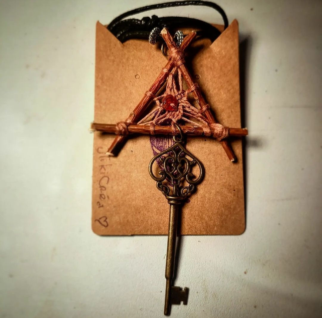 Amulette tipi d'écorce murmure du savoir ivoire