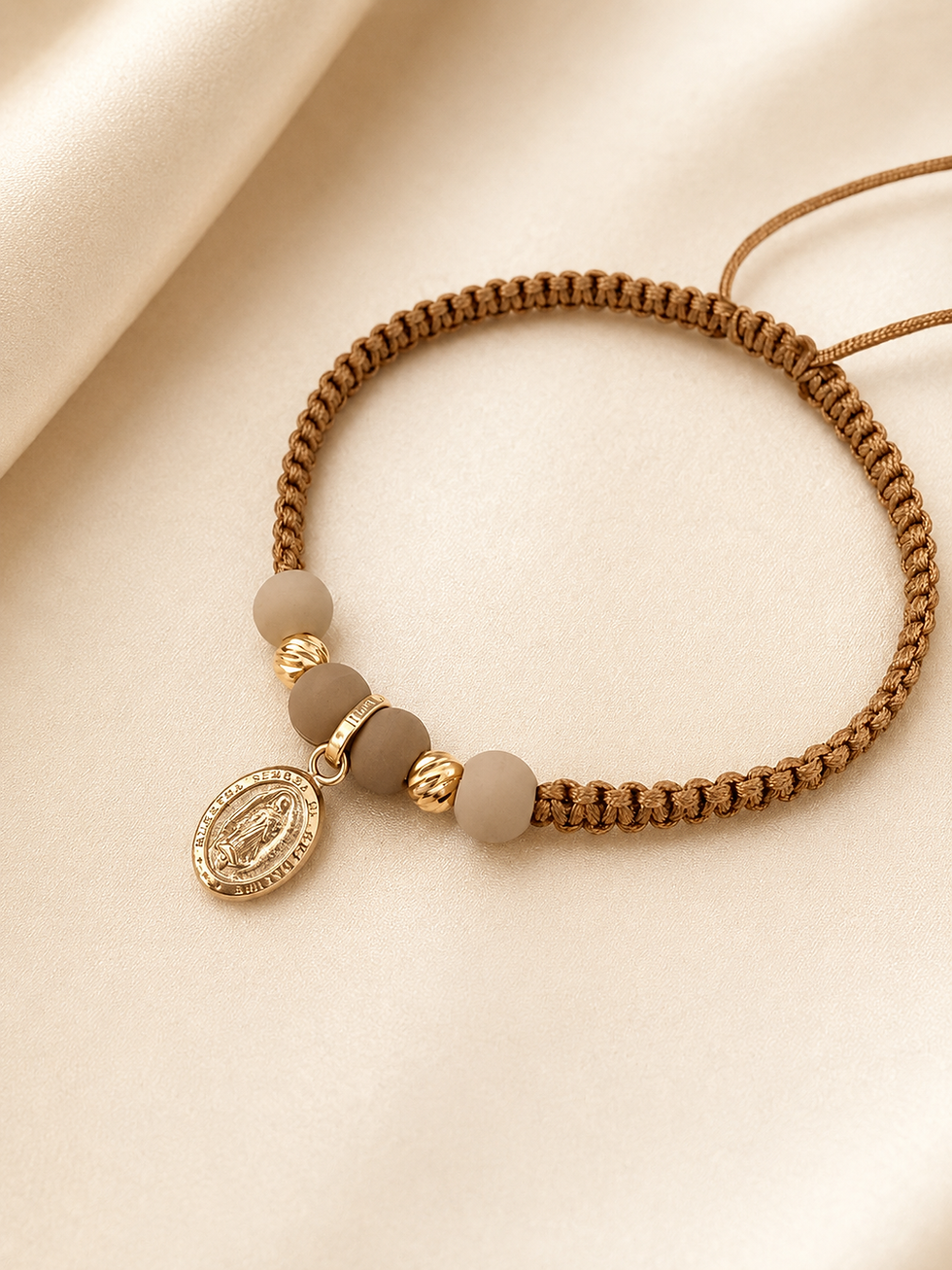 Pulseras Artesanales, Pulseras tejias Oro Laminado 18k. Oro Aurux. Inara oro laminado 18k. Joyería Cali.