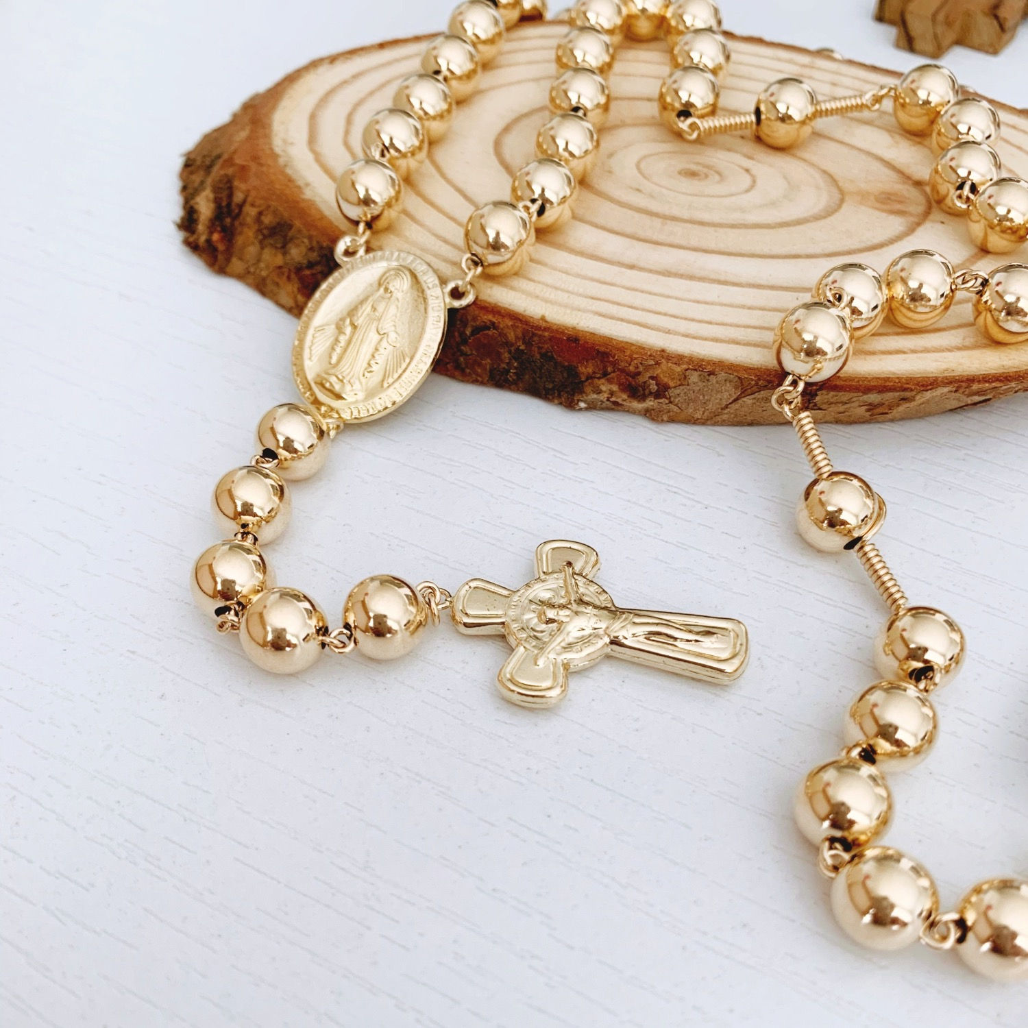 Oro Aurux. Camándulas de oro. Rosarios de Oro. Aurus oro laminado 18k.