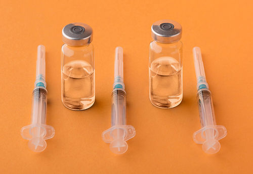 Surtido de vacunas contra el coronavirus de color naranja.jpg