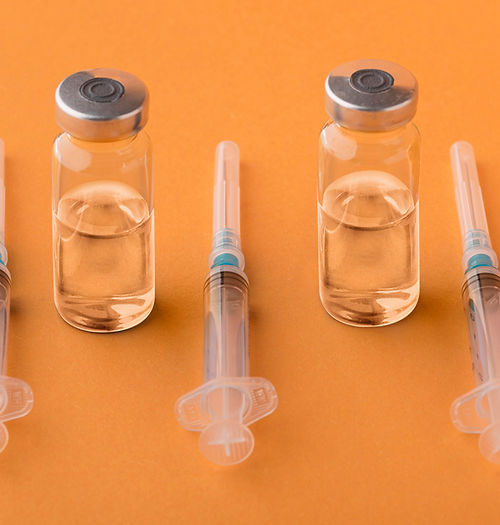 Surtido de vacunas contra el coronavirus de color naranja.jpg
