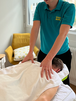 Akupressur auf gezielte Akupunkturpunkte während der TCM Massage