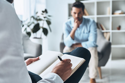 Business Coaching, ein Coach mit seinem Coachee in einem schönen Raum mit einer entspannten und vertrauensvolle Atmosphäre