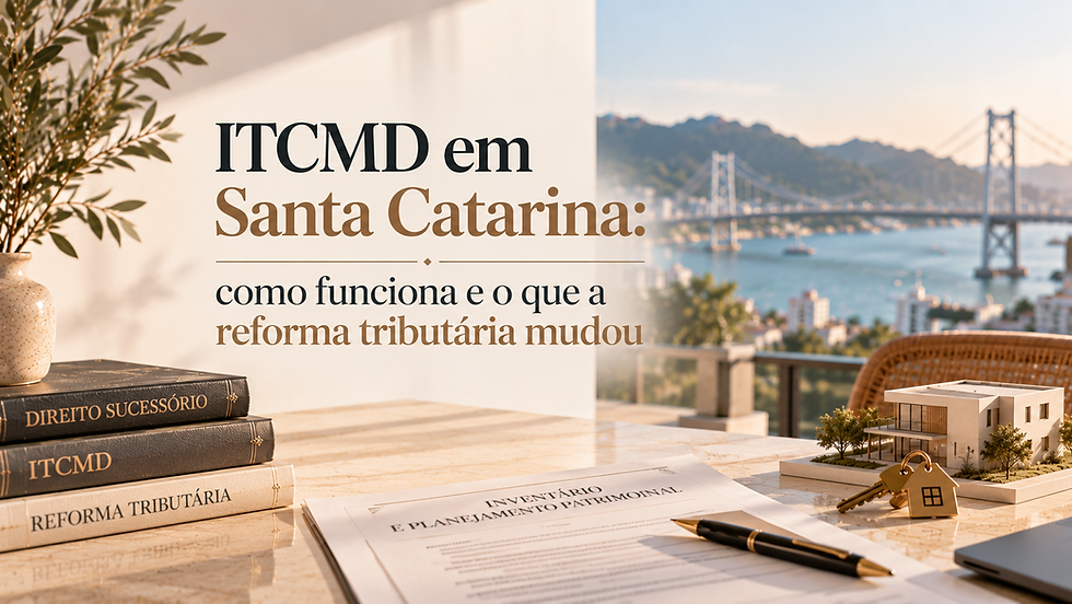 Livros de direito sucessório, documentos de doação e chave de imóvel sobre a mesa, ao lado do título sobre o ITCMD em Santa Catarina