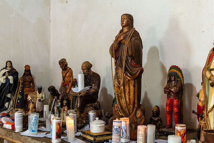 Imagens e velas para o culto de entidades de religiões de matrizes europeia e africana.