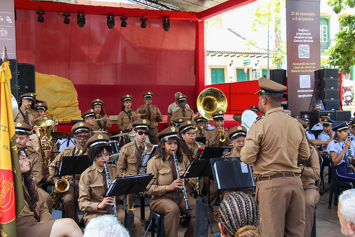 Músicos da Banda Santa Cecília, vestindo uniforme marrom,  realizam apresentação pública.Músicos da Banda Santa Cecília, vestindo uniforme marrom,  realizam apresentação pública.