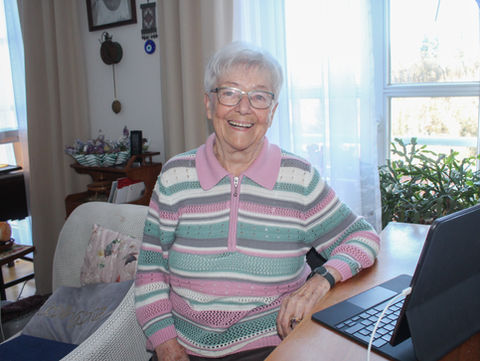 Eine fröhlich lächelnde ältere Dame