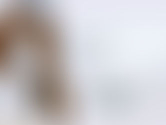 Что женщина делает в спортзале? 