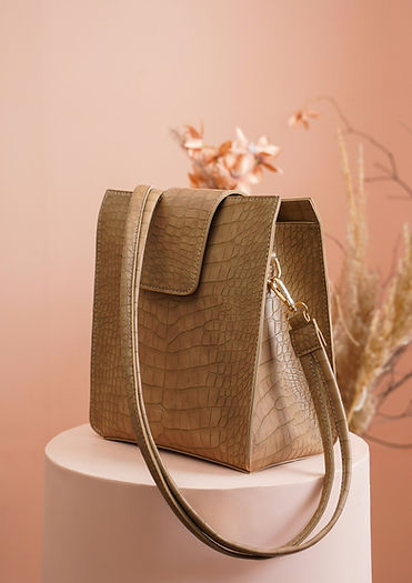 editorial-bag-croc-pink.jpg
