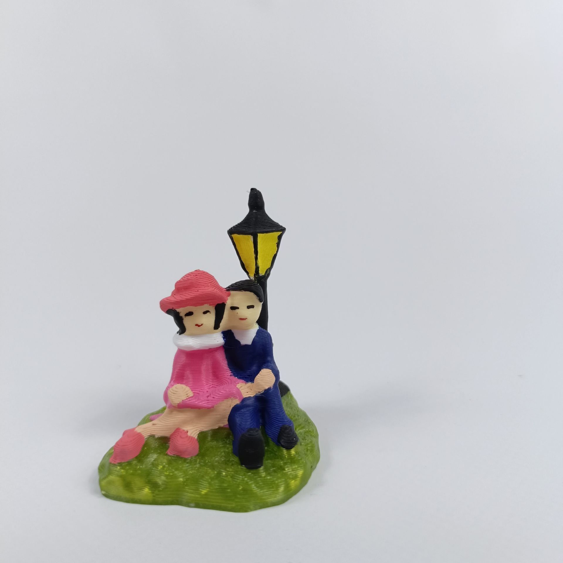 Yerde Oturan Lambalı Çift Önden