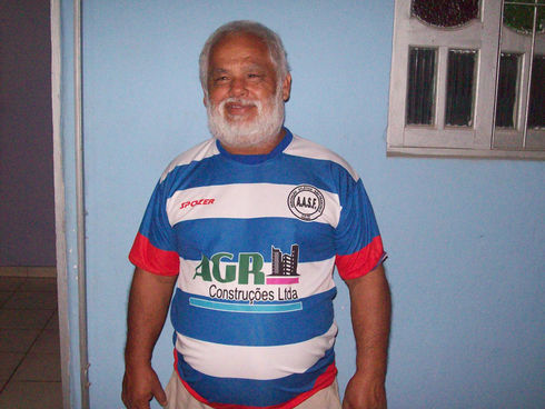 PRESIDENTE ANITO MOSTRA O NOVO MANTO DO CLUBE