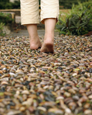 רגליים צועדות על אבנים.png