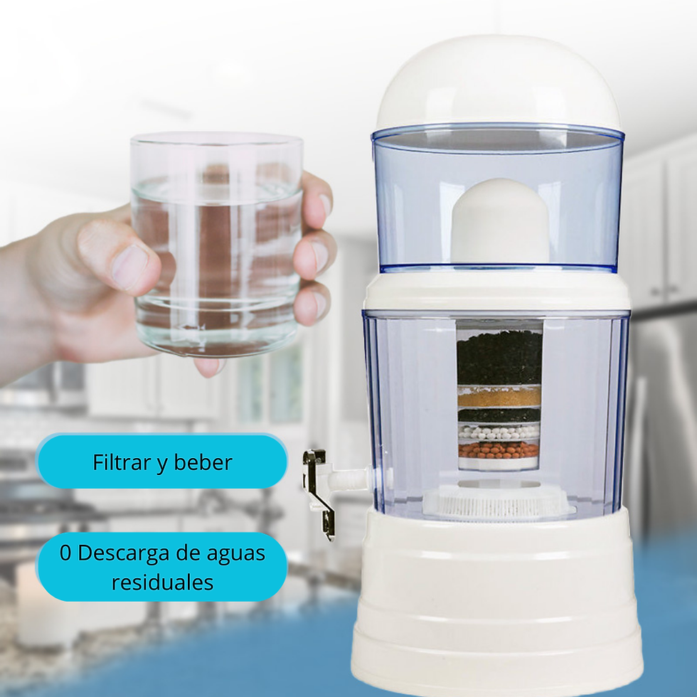 Miniatura: Una mano con un vaso de agua purificada