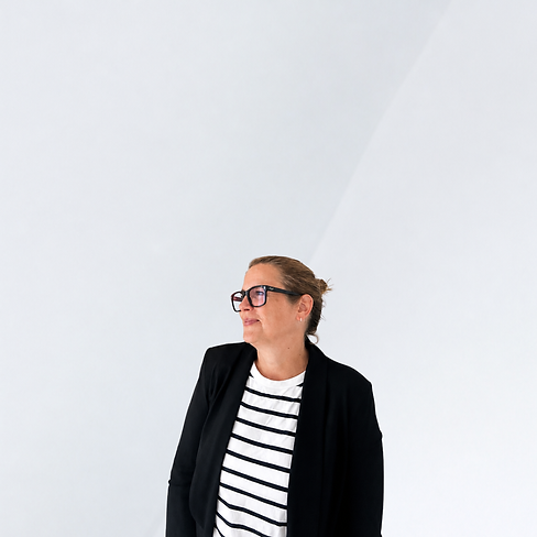 Sanne Jungermann lächelt Kunden an