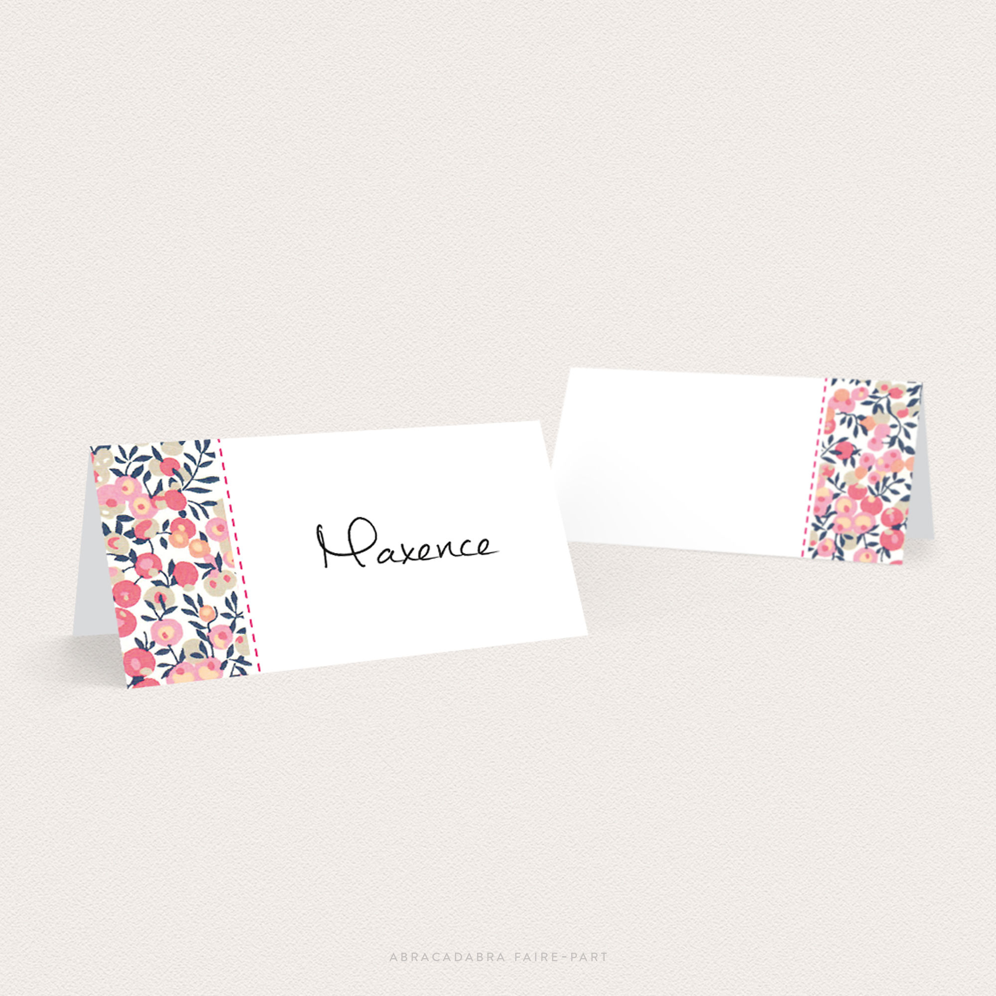 marque-place pour baptême avec motif liberty Wiltshire pois de senteur, vue face