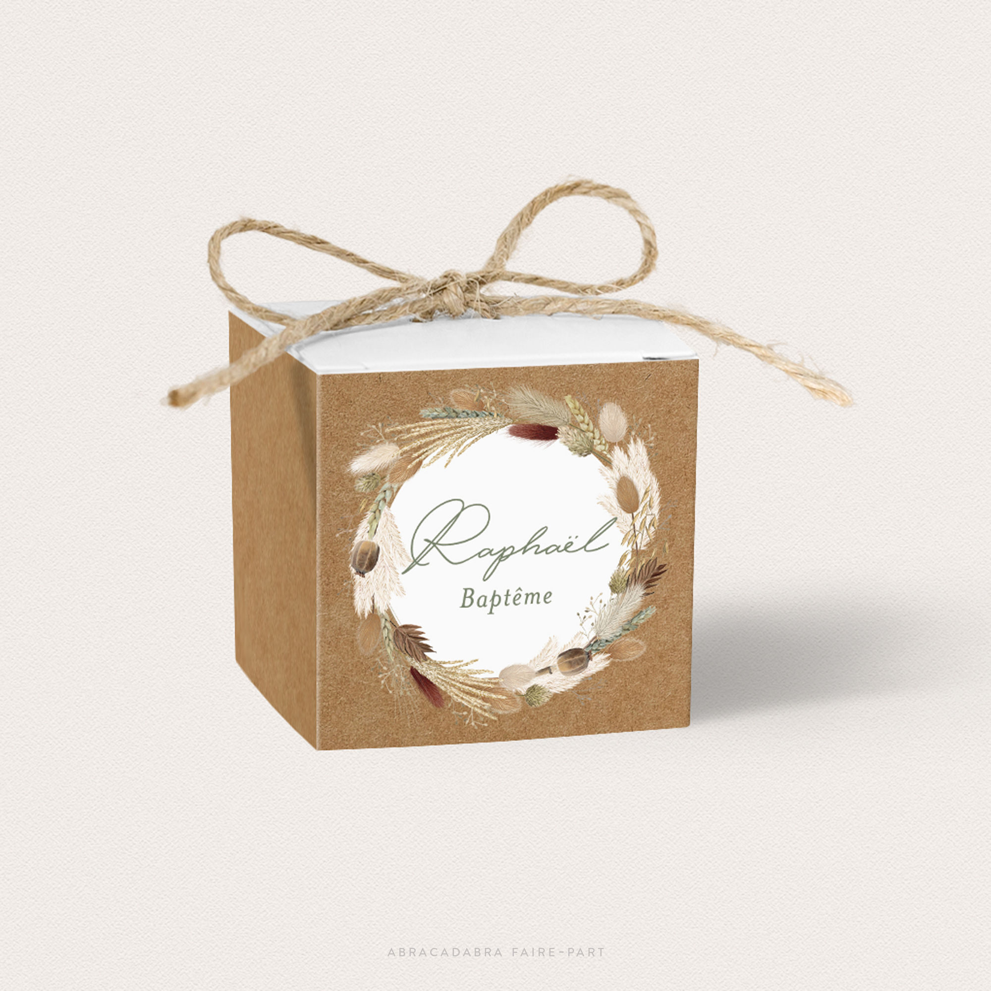 Boîte à dragées baptême garçon avec couronne de fleurs séchées sur fond kraft, cordelette jute, vue face