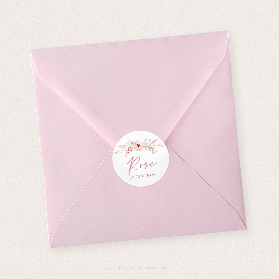 étiquette ronde sur enveloppe rose avec fleurs aquarelle pastel, personnalisé avec prénom et date