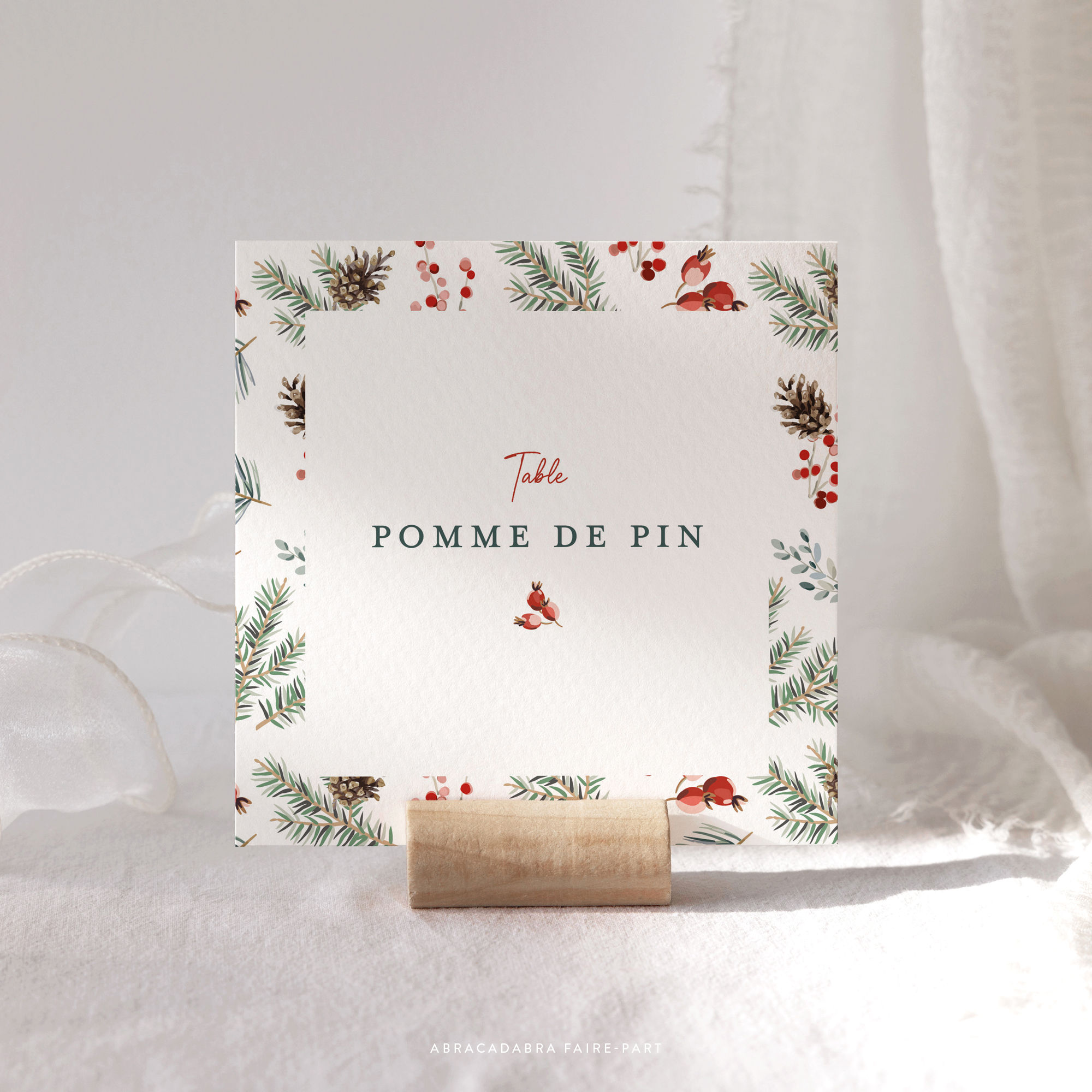 Marque-table mariage hiver, carte nom de table avec motif sapin, houx et pomme de pin