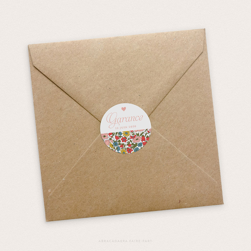 Miniature : sticker pour baptême en liberty poppy and daisy vénus, motif fleuri rose, bleu et jaune, sur enveloppe kraft