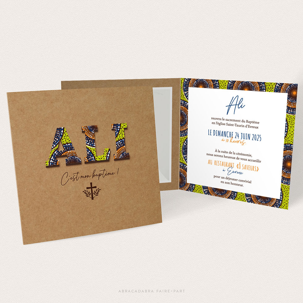 Faire-part de baptême garçon avec fond kraft et prénom en wax africain, photo à l’intérieur, vue face