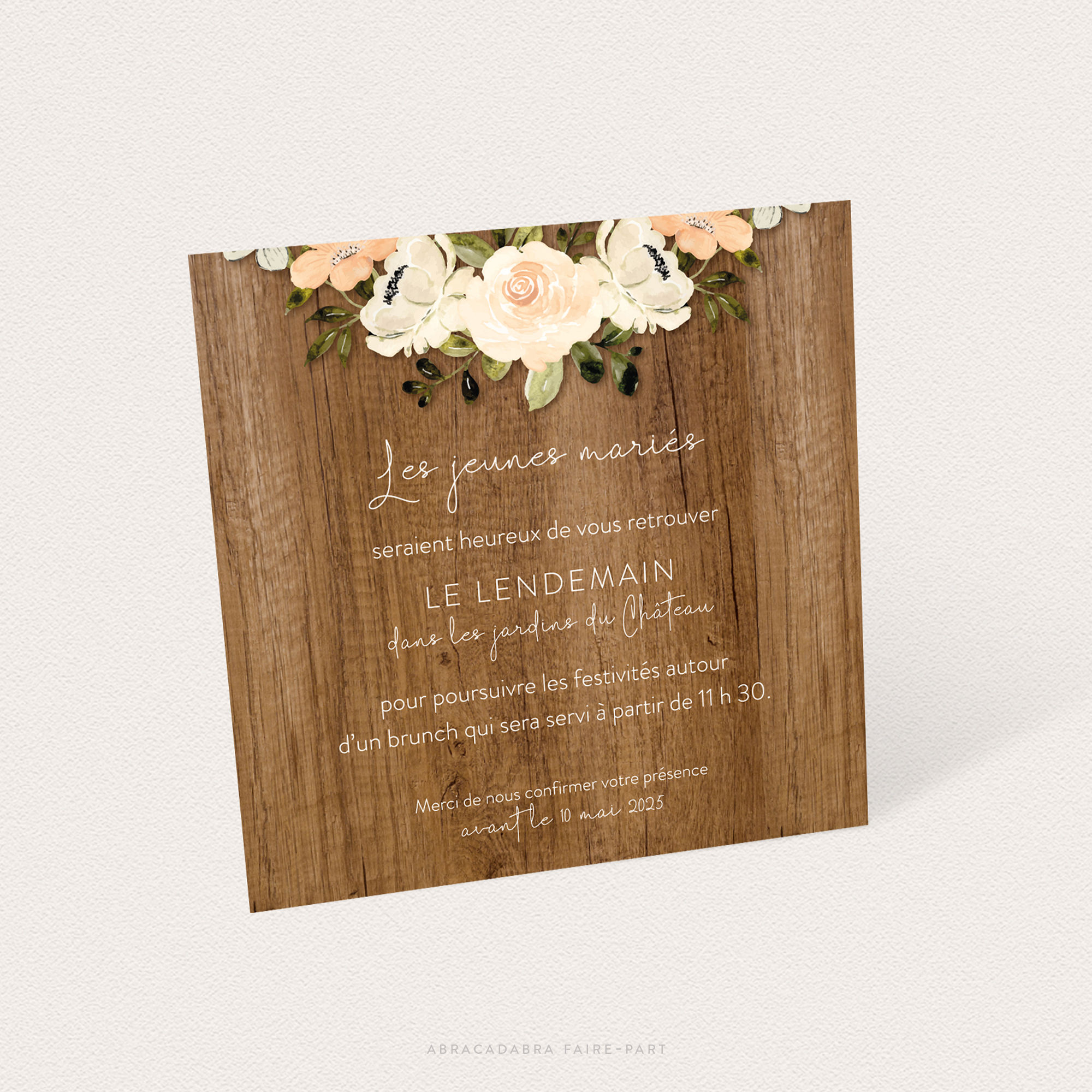 Carte d'invitation mariage carrée avec fond bois et fleurs pastel