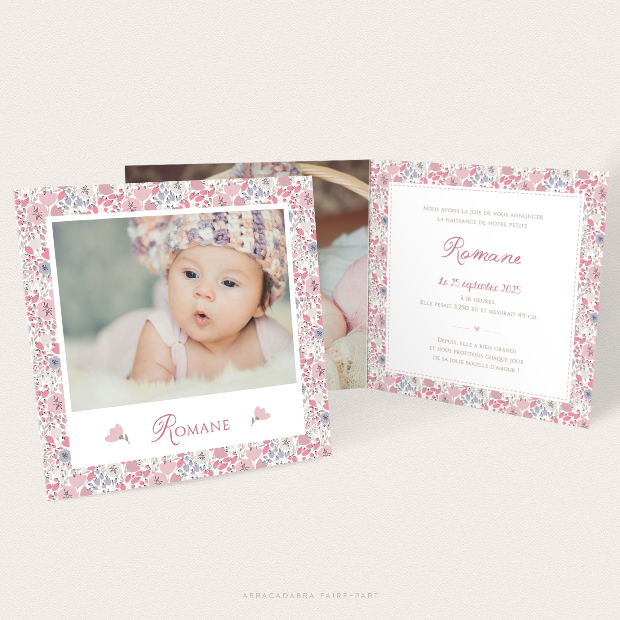 Faire-part naissance quatre pages pour fille avec motif fleuri façon Liberty rose poudré et photos, vue face