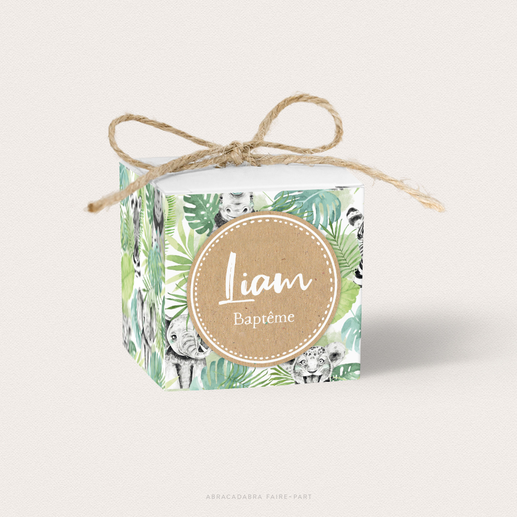 Boite à dragées baptême avec fond jungle et animaux de la savane, avec ficelle nouée sur le dessus