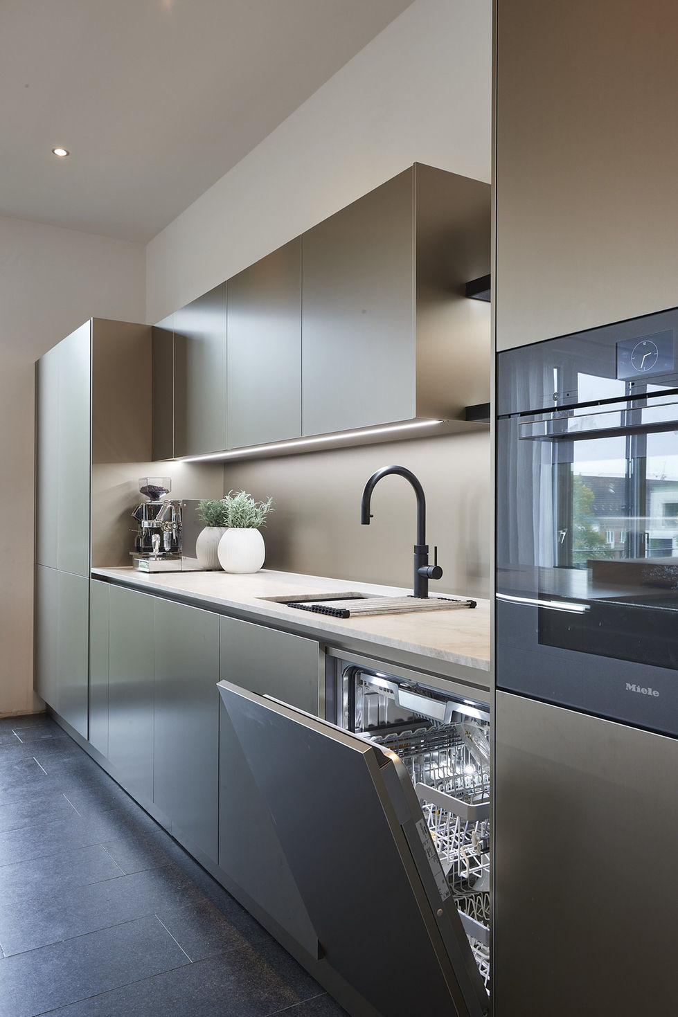 Eggersmann_esign_Aluminium-eloxiert_Bronze-hell-17-scaled