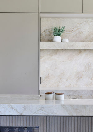 Detail der Naturstein Oberfläche Taj Mahal in Designküche Hamburg.