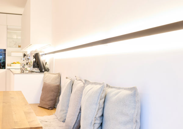 Einladende Kücheninsel mit angrenzendem Sitzbereich für die Familie.