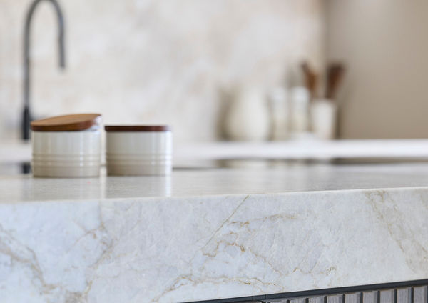 Detail der Naturstein Oberfläche Taj Mahal in Designküche Hamburg.