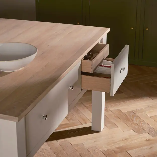 Freistehende Charlecote Kücheninsel aus massivem Hartholz mit Eichenoberflächen, traditionellen Zapfenverbindungen und verstellbaren Zickzack-Regalen.