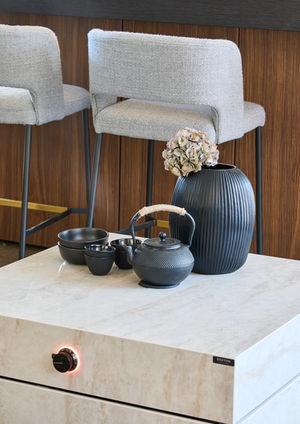 Unsichtbares Induktionskochfeld von Gaggenau mit LED-Markierung in moderner Küchenplanung.