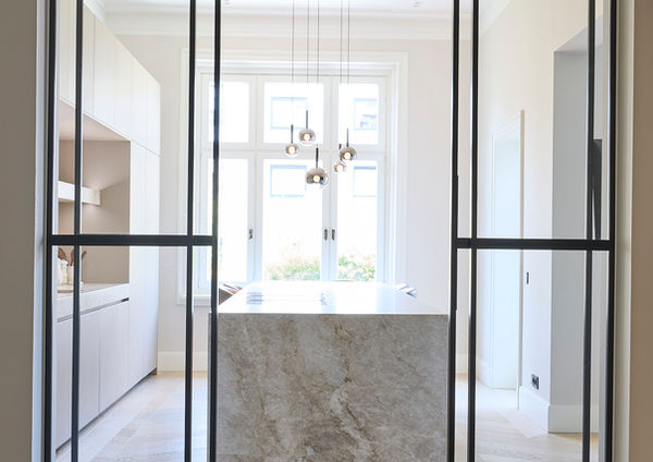 Moderne Altbauküche mit eggersmann Planung und hochwertiger Materialauswahl.