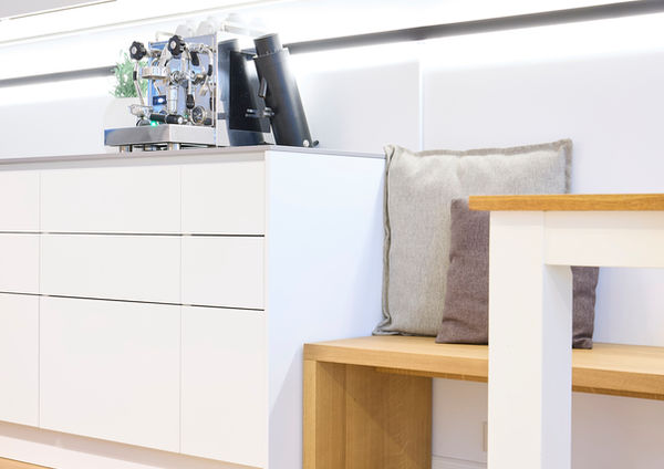 Klar strukturiertes Küchendesign mit Fokus auf Alltagstauglichkeit und Stil.