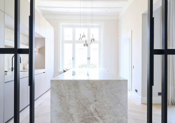 Naturstein Arbeitsplatte Taj Mahal mit warmer Farbstruktur in Altbauküche.