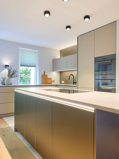 Hochwertige Küchenplanung mit eggersmann, Miele und großzügiger Kücheninsel – umgesetzt vom Küchenatelier Hamburg.