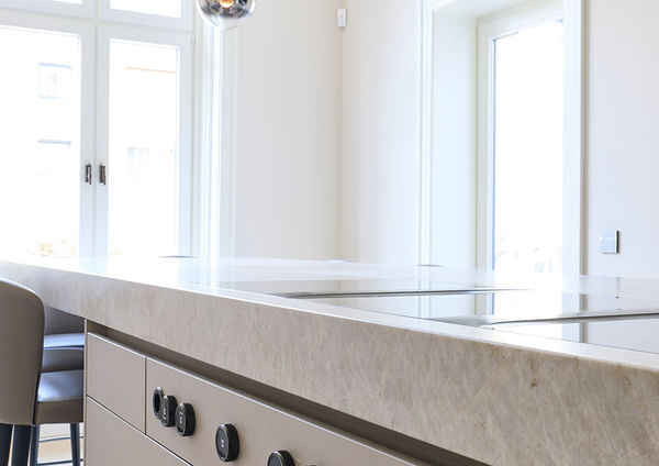 Hochwertiger Taj Mahal Naturstein in moderner eggersmann Küchenarchitektur.