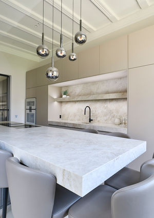 Eggersmann Naturstein Küche Hamburg mit Taj Mahal Arbeitsplatte.