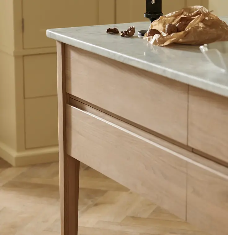 Die freistehende Kücheninsel Borough ist mit ihrer Marmorplatte nicht nur ein echter Hingucker, sondern auch eine praktische Arbeitsfläche für jede Küche. Gefertigt aus natürlichem Eichenholz und gebaut mit traditionellen Zapfenverbindungen, verspricht sie Langlebigkeit. Die Arbeitsplatte aus massivem Carrara-Marmor mit anmutig geschwungenen Ecken verleiht der Insel eine moderne Weichheit. Ausgestattet mit vier Eichenholzschubladen, die Schwalbenschwanzverbindungen und eingelassene Griffe aufweisen, bietet die Insel reichlich Stauraum für Küchenutensilien und Platz für bis zu drei Barhocker.