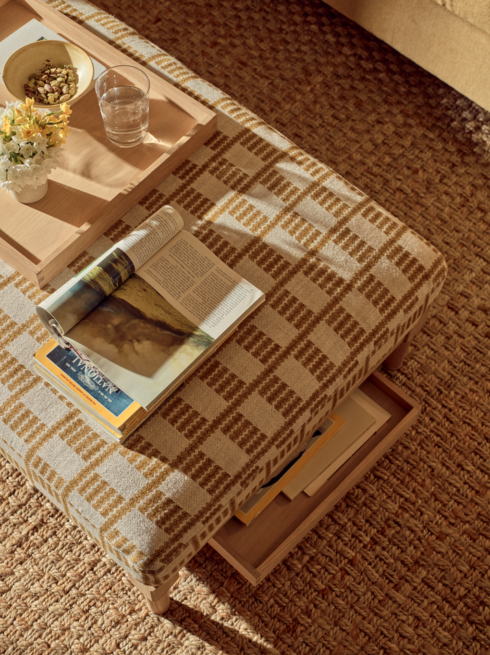 Der elegante Ophelia-Hocker vereint Form und Funktion und verbirgt unter seinem gepolsterten Rahmen aus massiver Eiche zwei Holztabletts. Nehmen Sie diese heraus und legen Sie sie auf den Hocker, um eine perfekte Ablagefläche für Getränke, Sammlerstücke oder Brettspiele zu schaffen. Diese limitierte Auflage ist mit dem Stoff „Fermoie Cove“ bezogen, dessen geometrisches Muster an eine Flut von Wellen erinnert, die über das Wasser huschen.