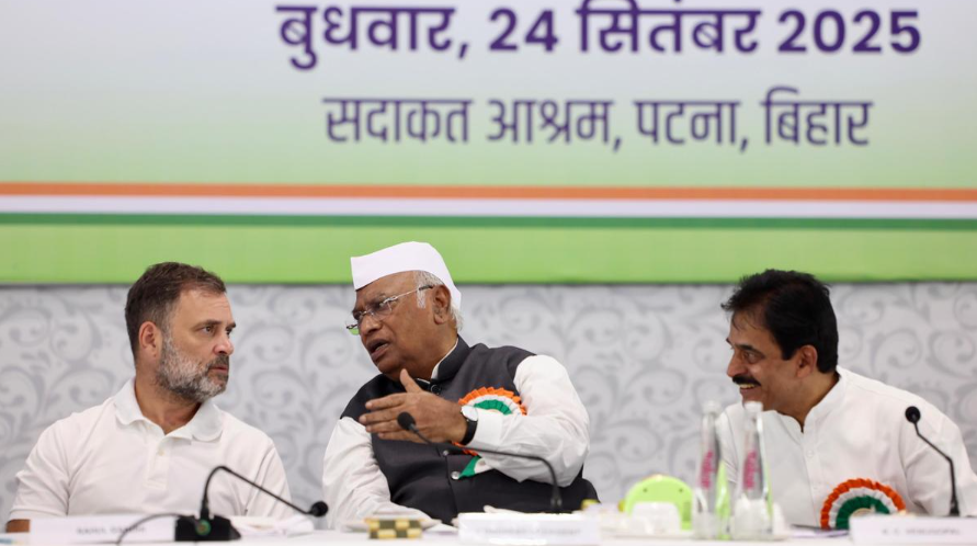 Congress President Mallikarjun Kharge and Rahul Gandhi at the CWC meeting in Patna, focusing on Bihar Assembly polls and ‘vote chori’ issues.