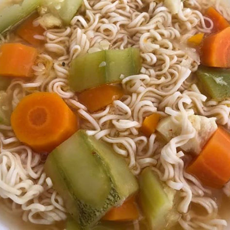 מרק ירקות עם אטריות מסולסלות               Vegetable Soup With Curly Spaghetti Noodles 