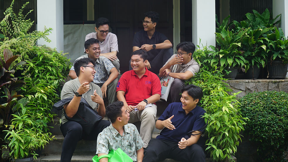 Para Frater Projak sedang mengobrol.