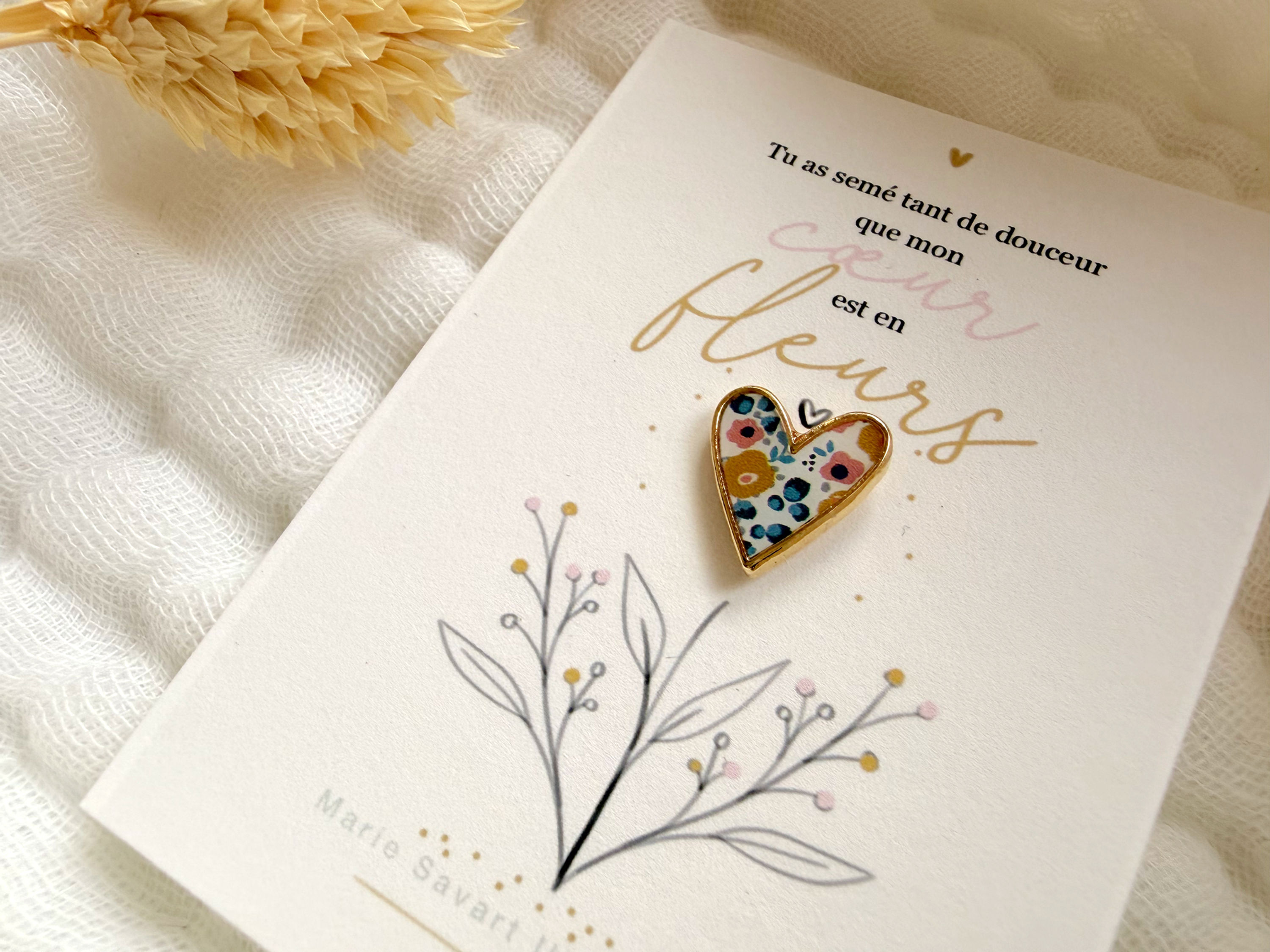 Pin's COEUR FLEURI jaune