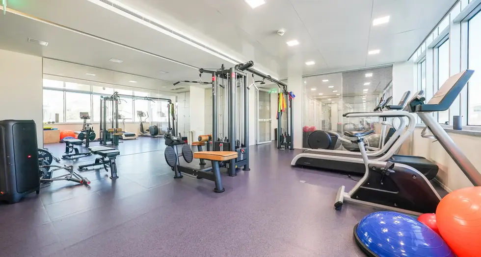 Maquinas do ginásio e sala de reabilitação da Mutual Clinic Braga