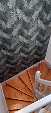 escalier avec papier peint