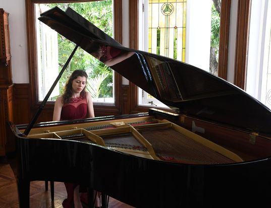 Foto-1-Recital-de-la-pianista-bulgara-Victoria-Vassilenko-2048x1575.jpeg